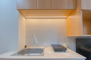 Deluxe Studio (queenbed) | Private kitchen