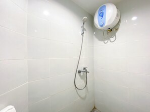 Deluxe Studio (queenbed) | Bathroom | Shower, free toiletries, towels
