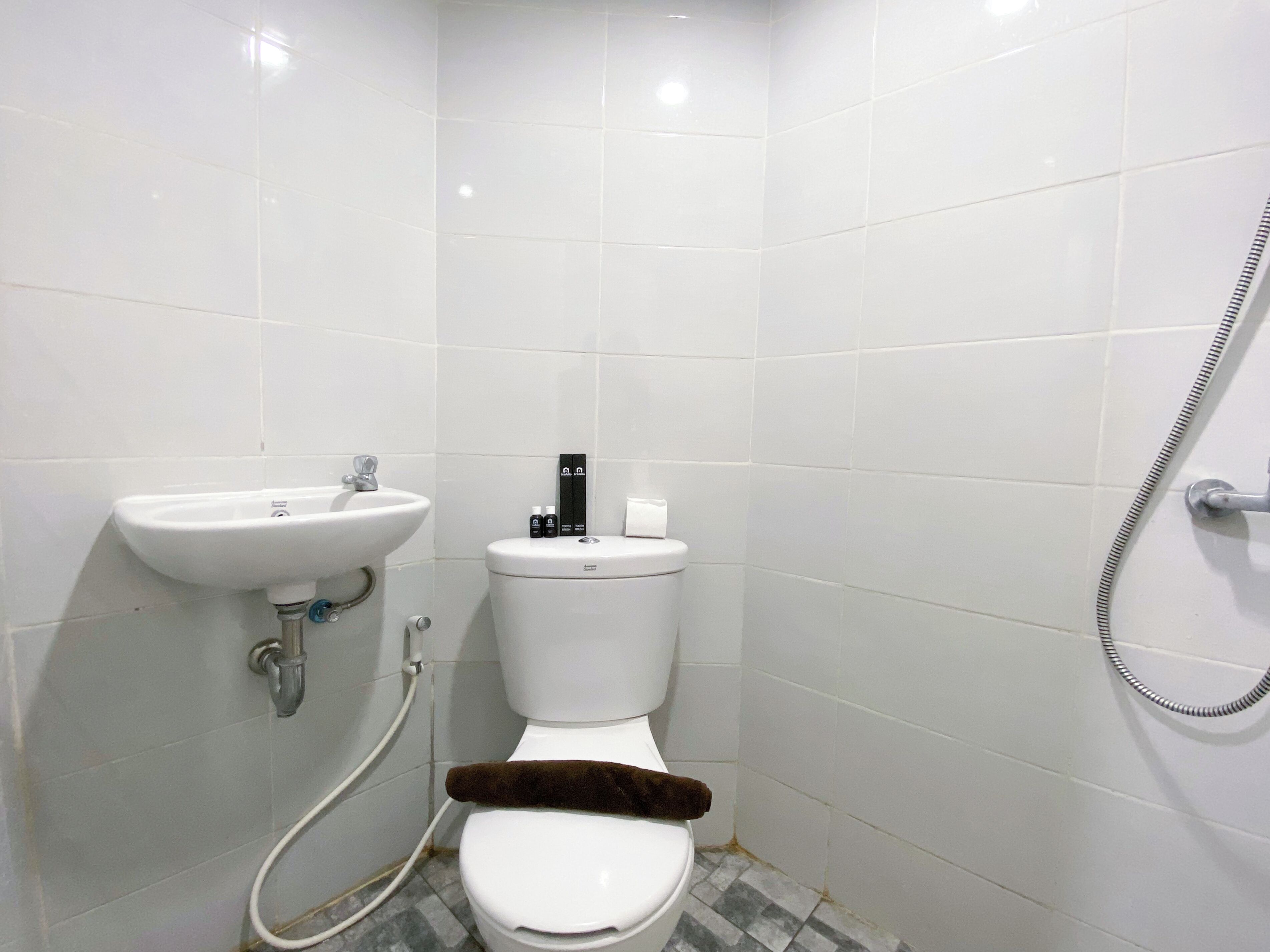 Deluxe Studio (queenbed) | Bathroom | Shower, free toiletries, towels