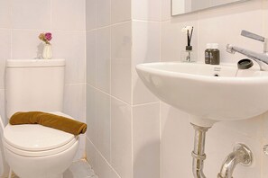 Deluxe-Studio (twin) | Badezimmer | Dusche, kostenlose Toilettenartikel, Handtücher