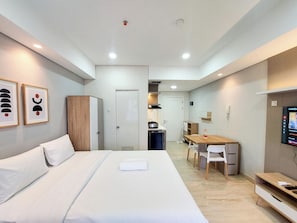 Deluxe Studio (queenbed) | Free WiFi, bed sheets - Good Deal and Homey Studio Podomoro City Deli Medan Apartment (Medan)