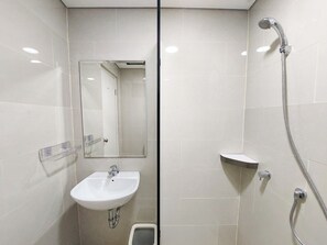 Deluxe-studiolejlighed (queenbed) | Badeværelse | Bruser, gratis toiletartikler, håndklæder