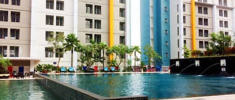Una piscina al aire libre