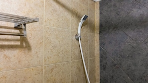 Deluxe-Apartment (twin) | Badezimmer | Dusche, kostenlose Toilettenartikel, Handtücher