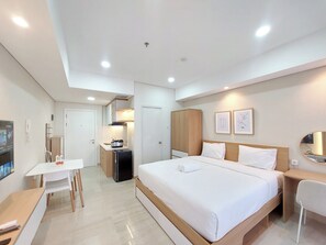 Deluxe Studio (queenbed) - Good Deal and Strategic Studio at Podomoro City Deli Medan Apartment (Medan)