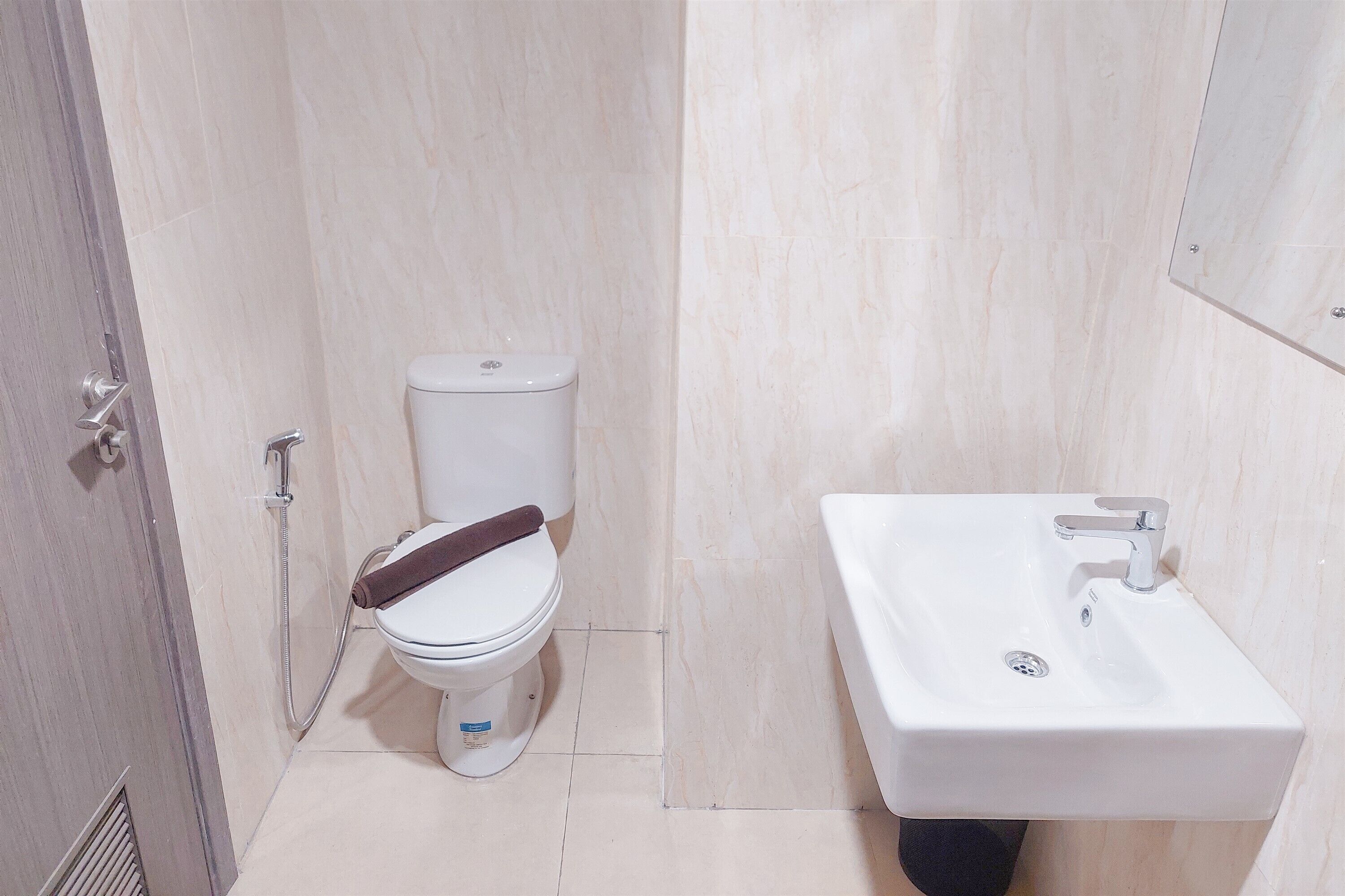 Un baño con inodoro, lavabo y ducha.