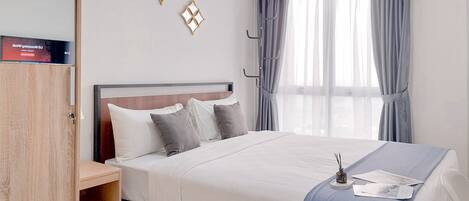 Deluxe Studio (queenbed) | Minibar, bed sheets