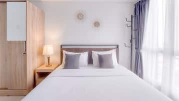 Studio Deluks (queenbed) | Minibar dan seprai linen