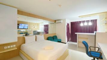 Deluxe Studio (kingbed) | Free WiFi, bed sheets