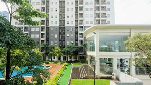 A residential building with multiple balconies, a swimming pool, and a well-maintained garden. - Modern Look 1BR Apartment at Silkwood Residence (Tangerang)