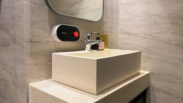 Deluxe Apartment (queenbed) | Bathroom | Shower, free toiletries, towels