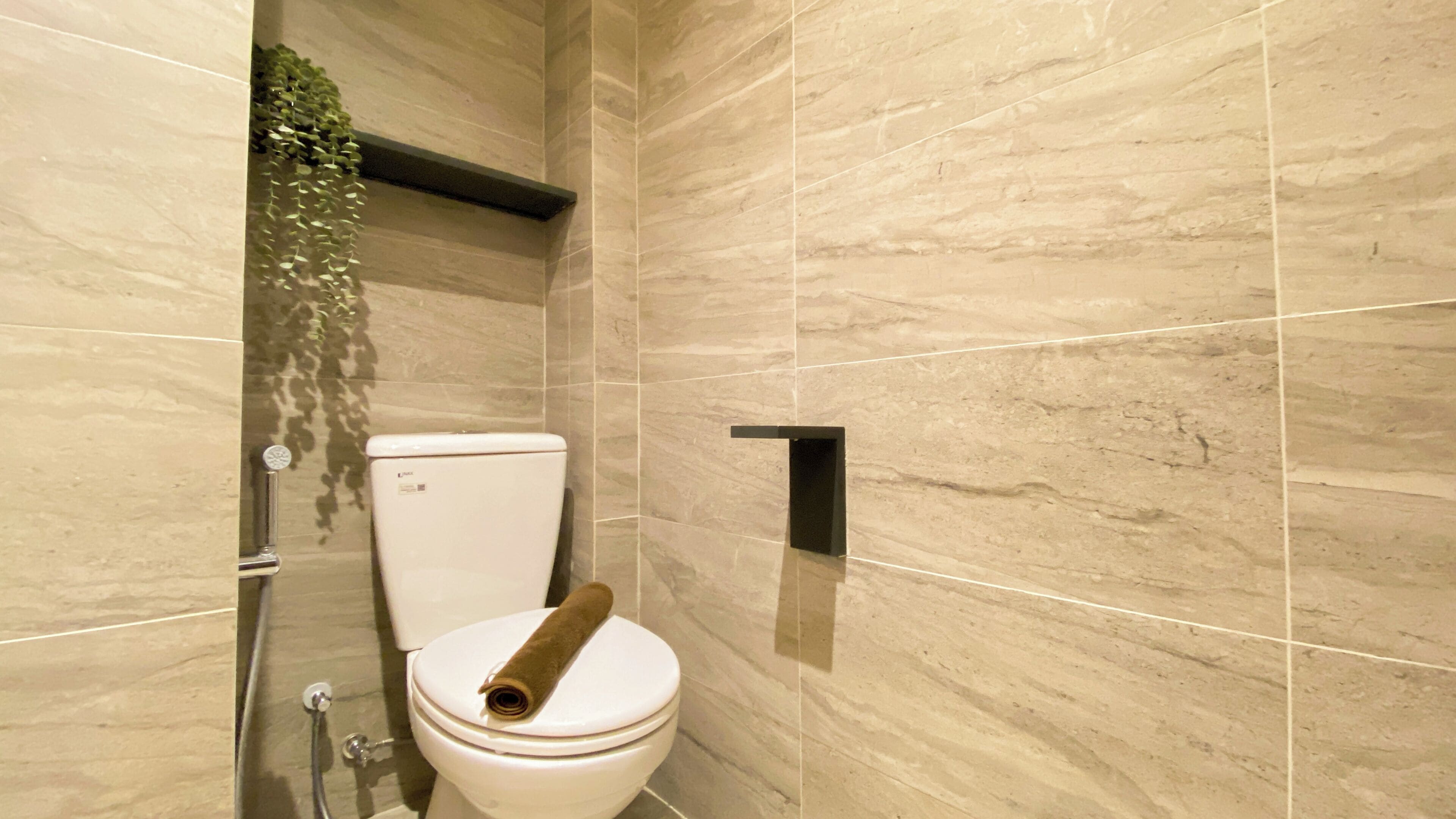 Deluxe Apartment (queenbed) | Bathroom | Shower, free toiletries, towels