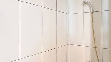 Deluxe Studio (queenbed) | Bathroom | Shower, free toiletries, towels