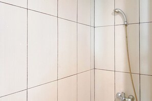 Studio Deluks (queenbed) | Kamar mandi | Shower, perlengkapan mandi gratis, dan handuk