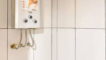 Deluxe Studio (queenbed) | Bathroom | Shower, free toiletries, towels