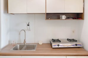 Deluxe Studio (queenbed) | Private kitchen