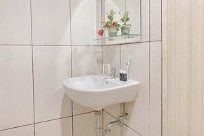 Deluxe Studio (queenbed) | Bathroom | Shower, free toiletries, towels