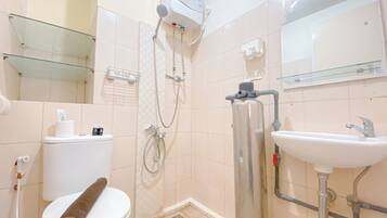 Deluxe Apartment (twin) | Bilik Mandi | Pancuran mandi, kelengkapan dandanan diri percuma, tuala disediakan