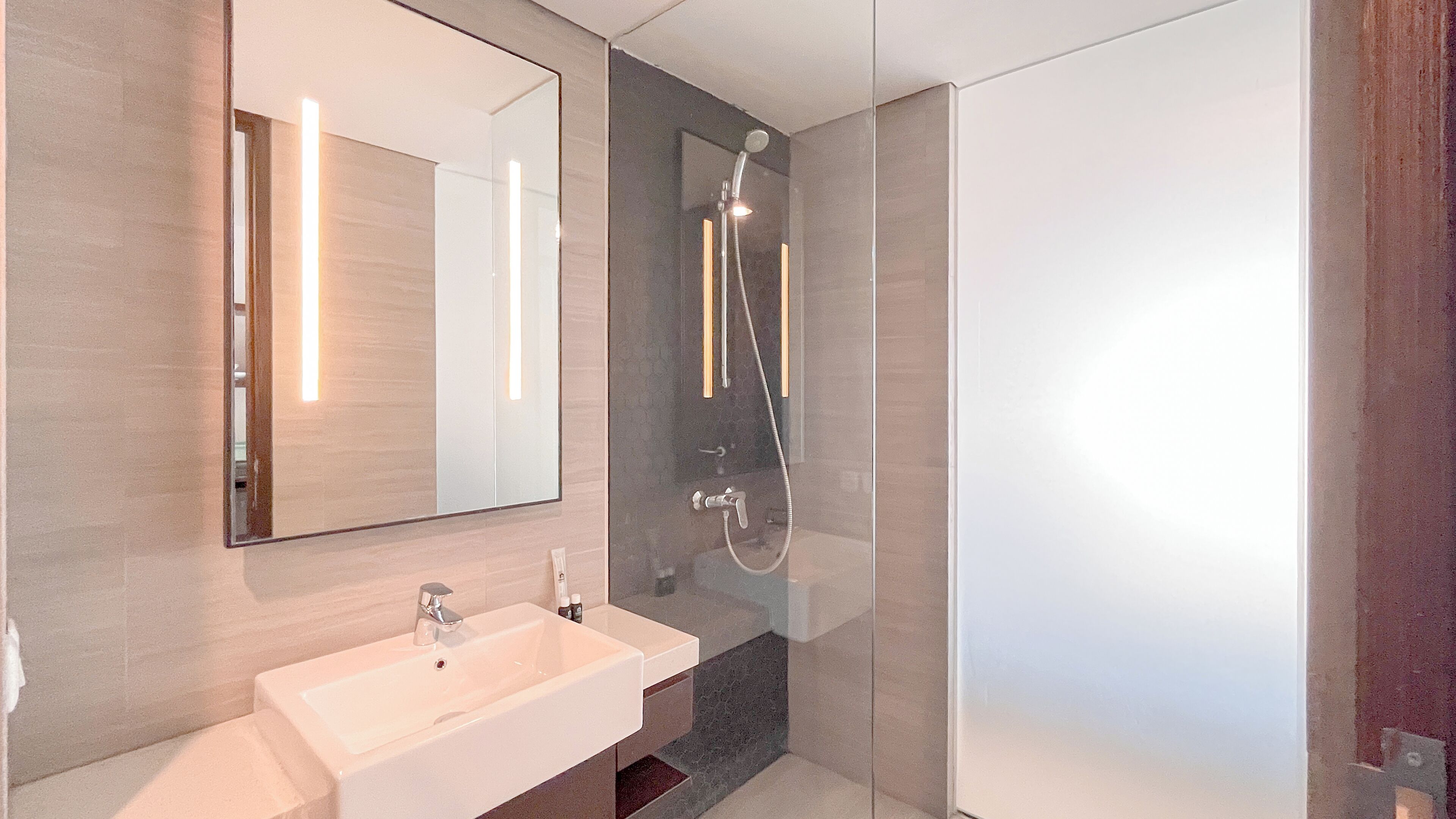 Studio Deluxe (kingbed) | Phòng tắm | Buồng tắm vòi sen, đồ dùng nhà tắm miễn phí, khăn tắm 