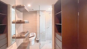 Apartament Deluxe (kingbed) | Bany | Banyera i dutxa independents, articles de tocador gratuïts i tovalloles 