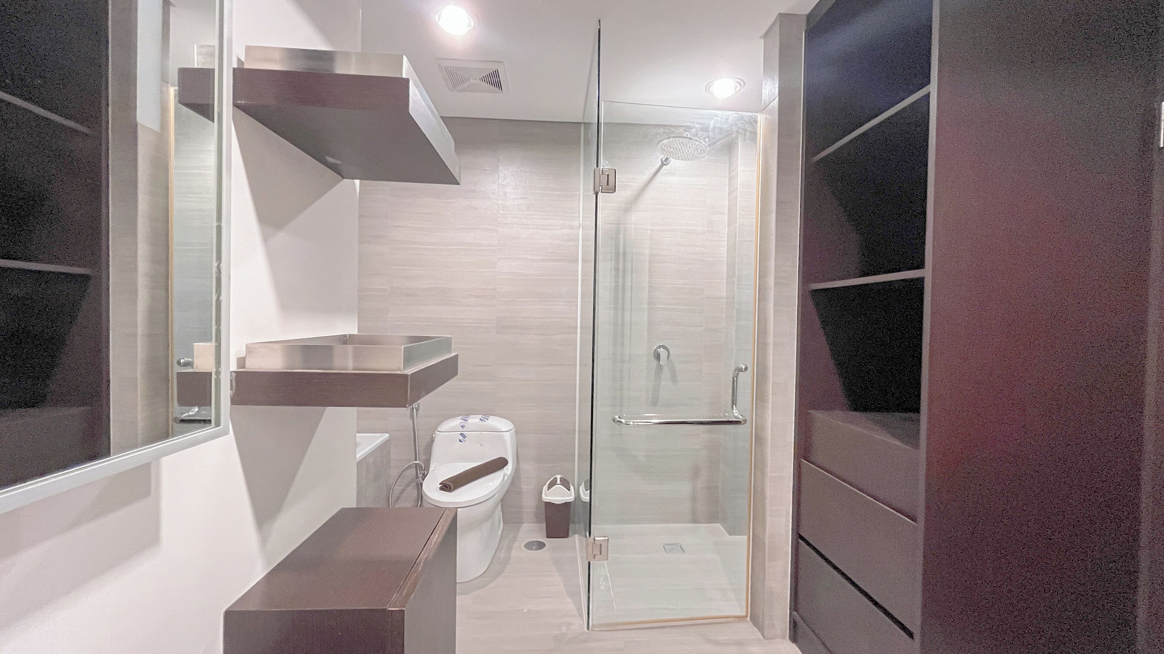 Căn hộ Deluxe (kingbed) | Phòng tắm | Bồn tắm và buồng tắm vòi sen riêng, đồ dùng nhà tắm miễn phí 