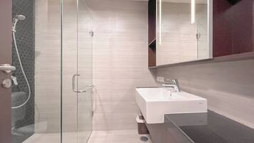 Apartemen Deluks (kingbed) | Kamar mandi | Bathtub dan shower terpisah, perlengkapan mandi gratis, dan handuk