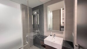 Deluxe-studio (twin) | Kylpyhuone | Suihku, ilmaiset hygieniatuotteet, pyyhkeet