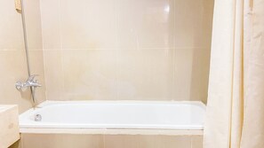 디럭스 아파트 (queenbed) | 욕실 | 별도의 욕조 및 샤워 시설, 무료 세면용품, 타월