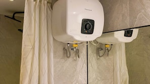 Deluxe-Apartment (queenbed) | Badezimmer | Dusche, kostenlose Toilettenartikel, HandtĂŒcher