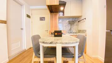 Deluxe Apartment (queenbed) | Living area