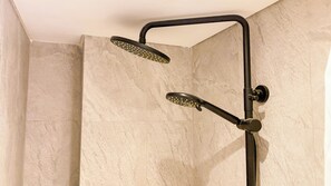 Appartement Deluxe (queenbed) | Salle de bain | Douche, articles de toilette gratuits, serviettes fournies