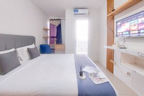 Deluxe Studio (queenbed) | Bed sheets - Good and Homey Studio Apartment at Sudimara Forestwalk (South Tangerang)