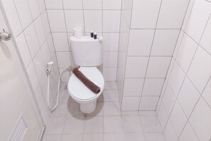 Deluxe Studio (queenbed) | Bathroom | Shower, free toiletries, towels - Good and Homey Studio Apartment at Sudimara Forestwalk (South Tangerang)