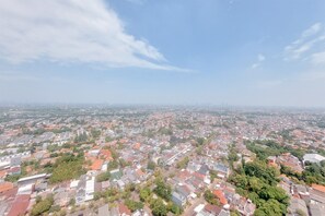 Luchtbeeld van een dichtbevolkt stedelijk gebied met veel gebouwen en groen.