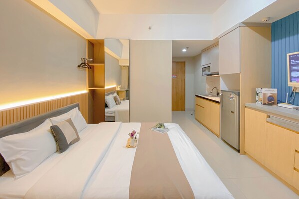 Deluxe Studio (queenbed) | Free WiFi, bed sheets