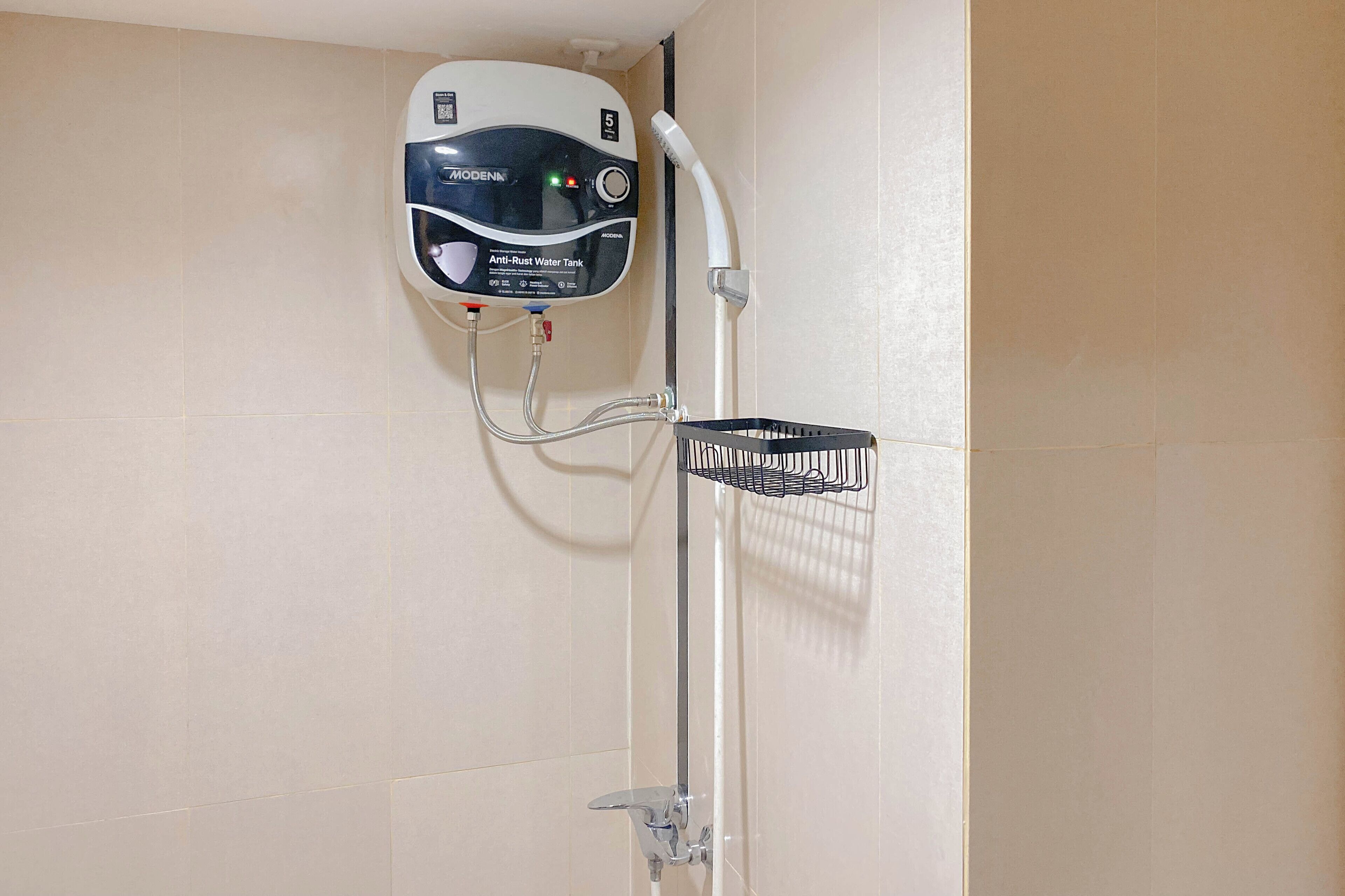 Un bagno moderno con serbatoio dell'acqua integrato antiruggine, doccetta manuale e piatto doccia in metallo.