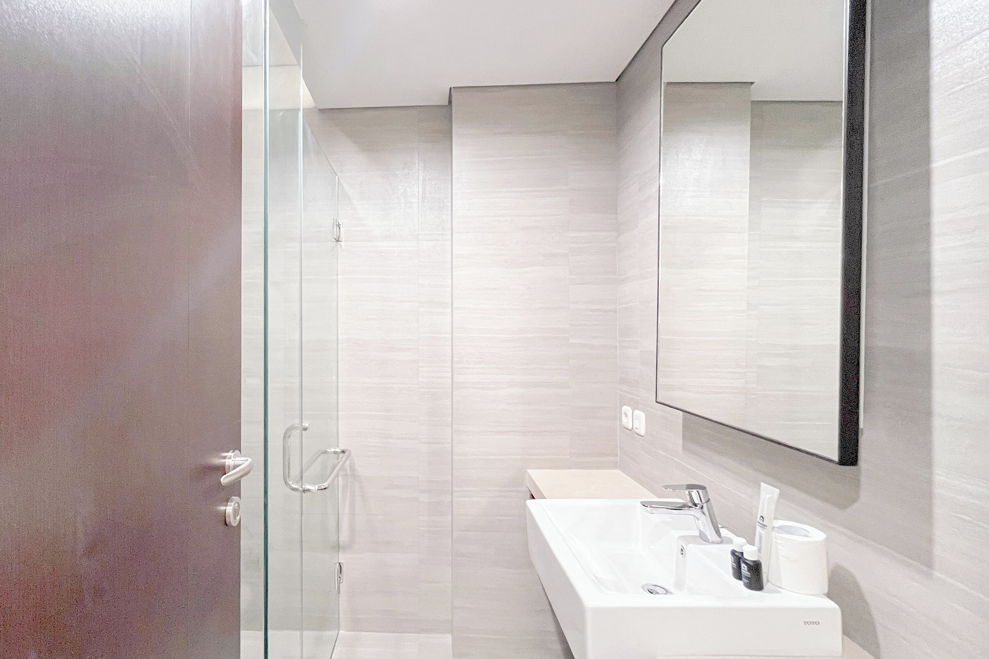 Deluxe Apartment (kingbed) | Bathroom | Separate bathtub and shower, free toiletries, towels