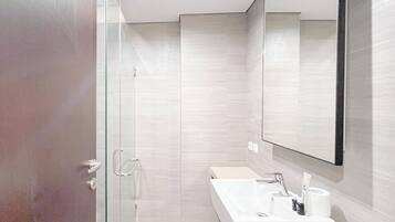 Deluxe Apartment (kingbed) | Bathroom | Separate bathtub and shower, free toiletries, towels