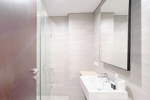 Deluxe Apartment (kingbed) | Bathroom | Separate tub and shower, free toiletries, towels - Tranquil 2BR (No Kitchen) Apartment at Skales Residence Nusa Dua Bali (Nusa Dua)