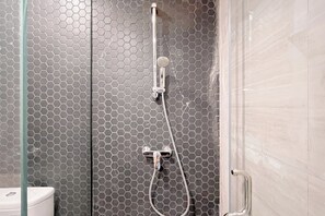 Apartamento luxo (kingbed) | Banheiro | Banheira e chuveiro separados, produtos de toalete grátis