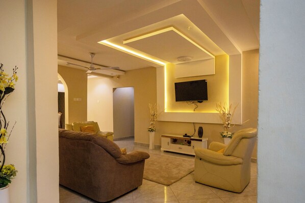 TV - 2 bedrooms apartment, 4 guests, Starlink WiFi, DSTV, Netflix, free parking (Takoradi)