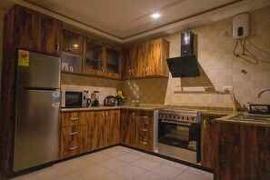 Microwave, oven, stovetop - 2 bedrooms apartment, 4 guests, Starlink WiFi, DSTV, Netflix, free parking (Takoradi)