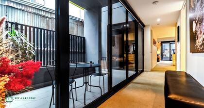 Bridge Rd Large 3BR Stylish Apartment Sleeps 8 | Private Courtyard Free Parking