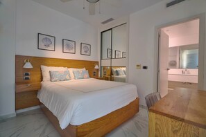 Luksusleilighet, utsikt mot golfbane, ved stranden | 2 soverom, safe på rommet, skrivebord og skrivebord for bærbar PC