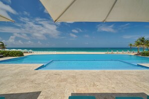 Nær stranden, hvit sand og 2 strandbarer