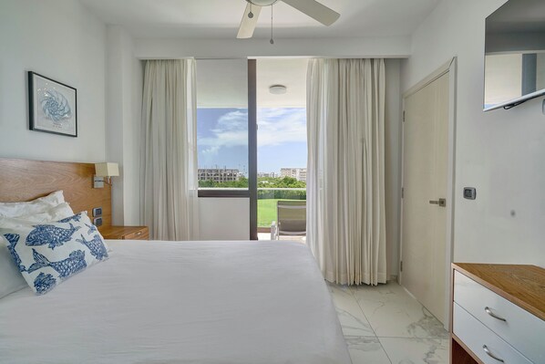 Luksusleilighet, utsikt mot golfbane, ved stranden | 2 soverom, safe på rommet, skrivebord og skrivebord for bærbar PC