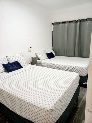 3 bedrooms, desk, iron/ironing board, WiFi - Monarch Home 3-bedroom house in La Libertad with WiFi and AC (La Libertad)