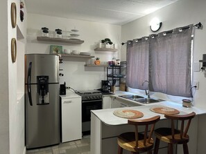 Fridge, microwave, oven, stovetop - Monarch Home 3-bedroom house in La Libertad with WiFi and AC (La Libertad)