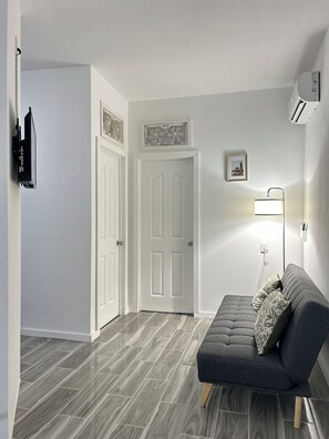 Smart TV, books - Monarch Home 3-bedroom house in La Libertad with WiFi and AC (La Libertad)