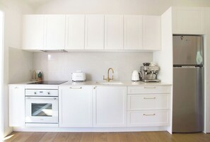 Geladeira, micro-ondas, fogão, cooktop
